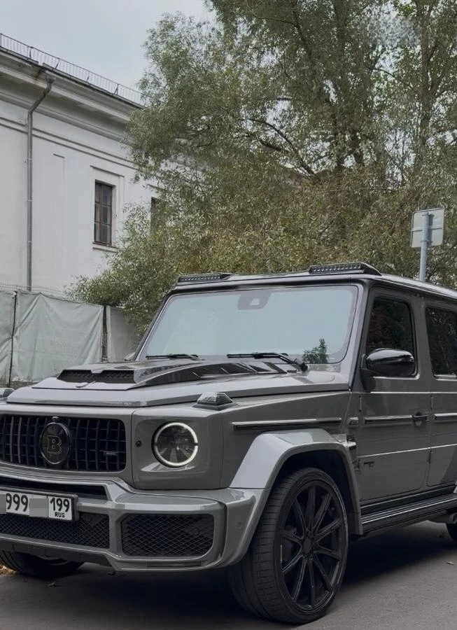 Студенты МГУ приехали сегодня на пары на Bentley Bentayga, Lamborghini Urus и Mercedes-...