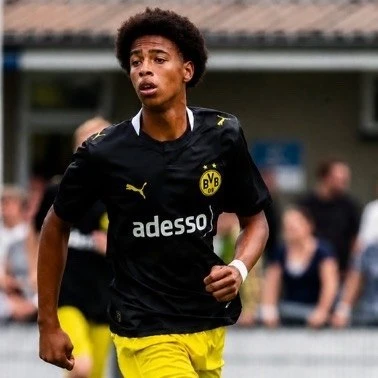 📝 15-летний Джастин Эжодамен из Боруссии U16 уже сравнивается с Джудом Беллингхэмом за...