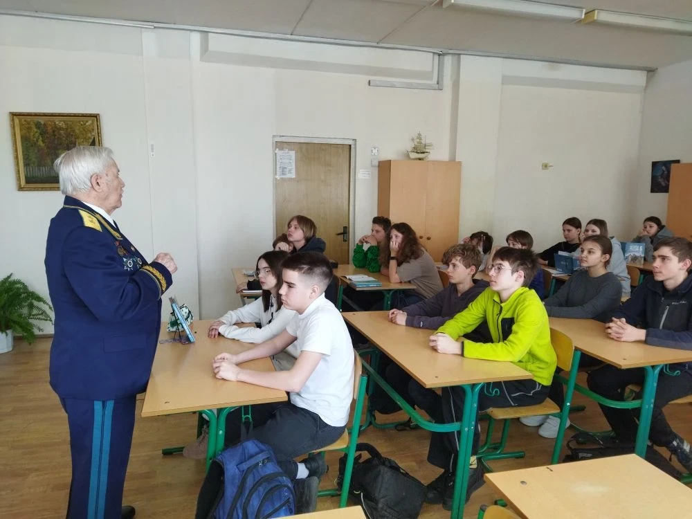 ⭐️Уроки Мужества в 6-х классах: встреча с генерал-лейтенантом   ✈️⭐️Накануне Дня Победы в 6-х класса