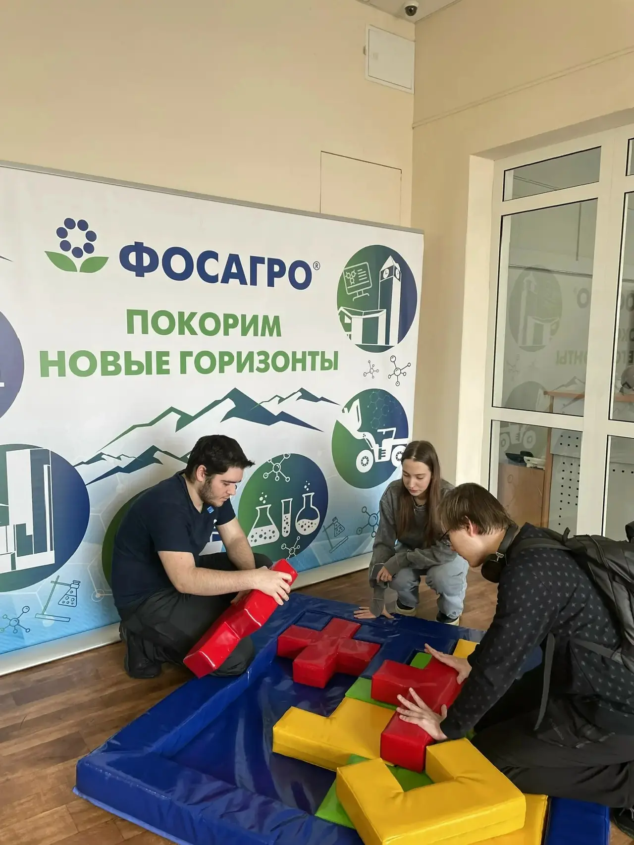 💥«День с ФосАгро» в Мурманске: школьники проложили маршрут к профессии  В областной научной библиоте