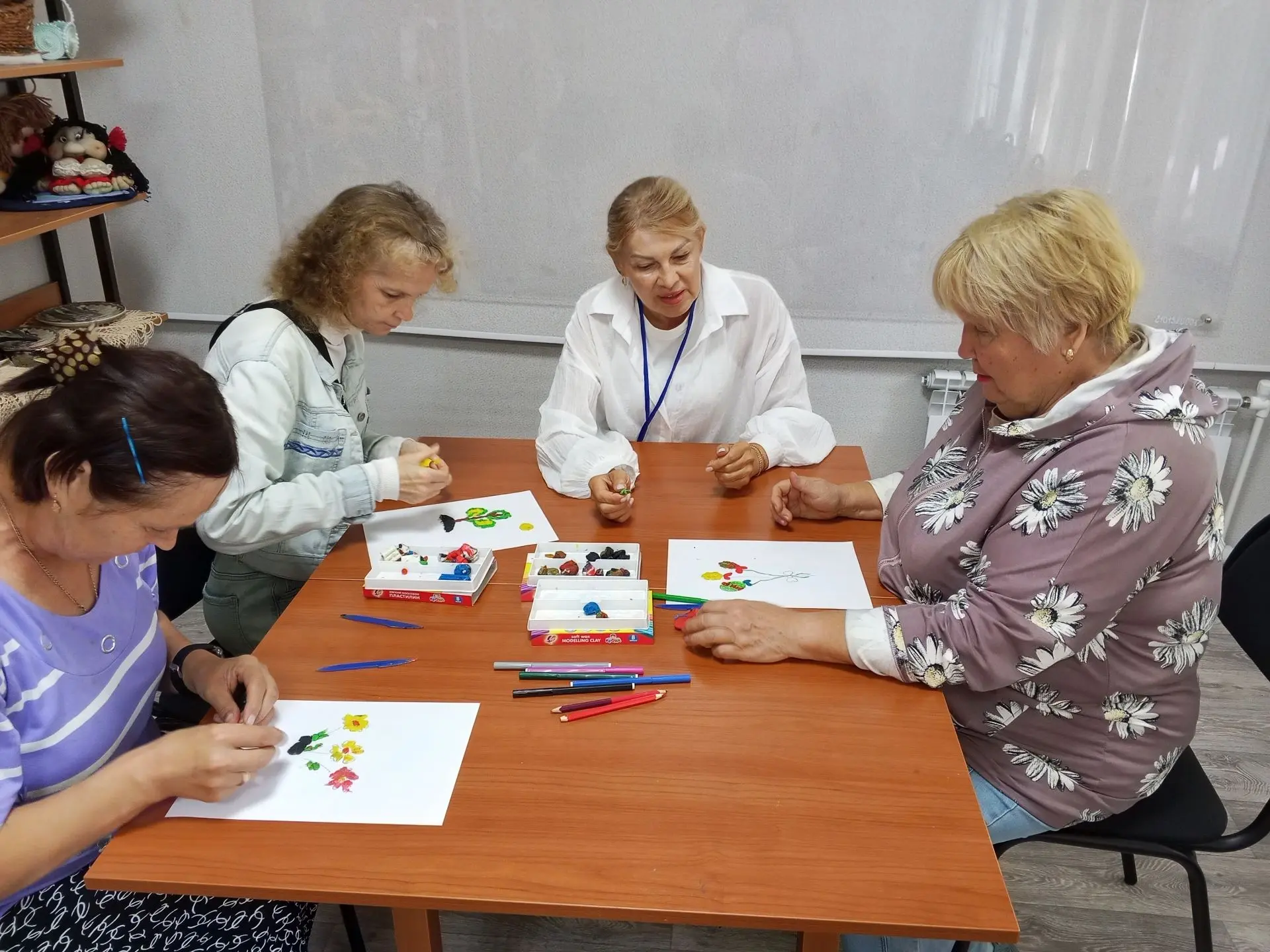 Старшее поколение освоили пластилинографию