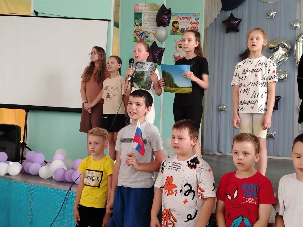 🤍💙❤️ Мы - твоё будущее, Россия

🎶 В пришкольном лагере прошёл патриотический фестиваль.

🇷🇺 В п