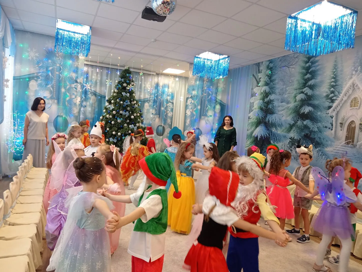 Новогодний утренник в старшей группе "Ромашково"