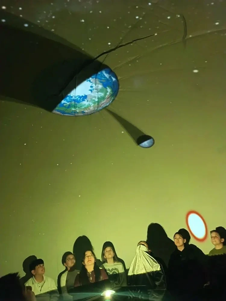 🚀Яркий космический праздник в корпусах школы!  В корпусах нашей школы в честь 65-летия Дня космонавт