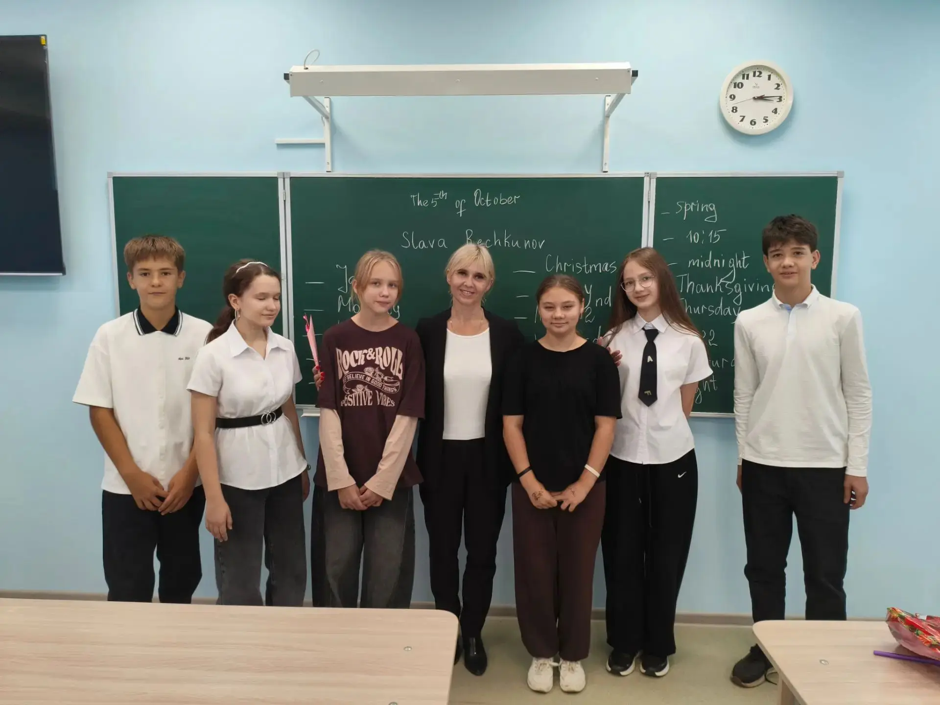День учителя — праздник, когда педагоги, дающие знания  ученикам, слышат тёплые слова б...