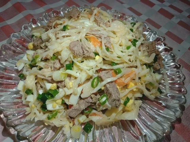 Салат с курицей и квашеной капустой