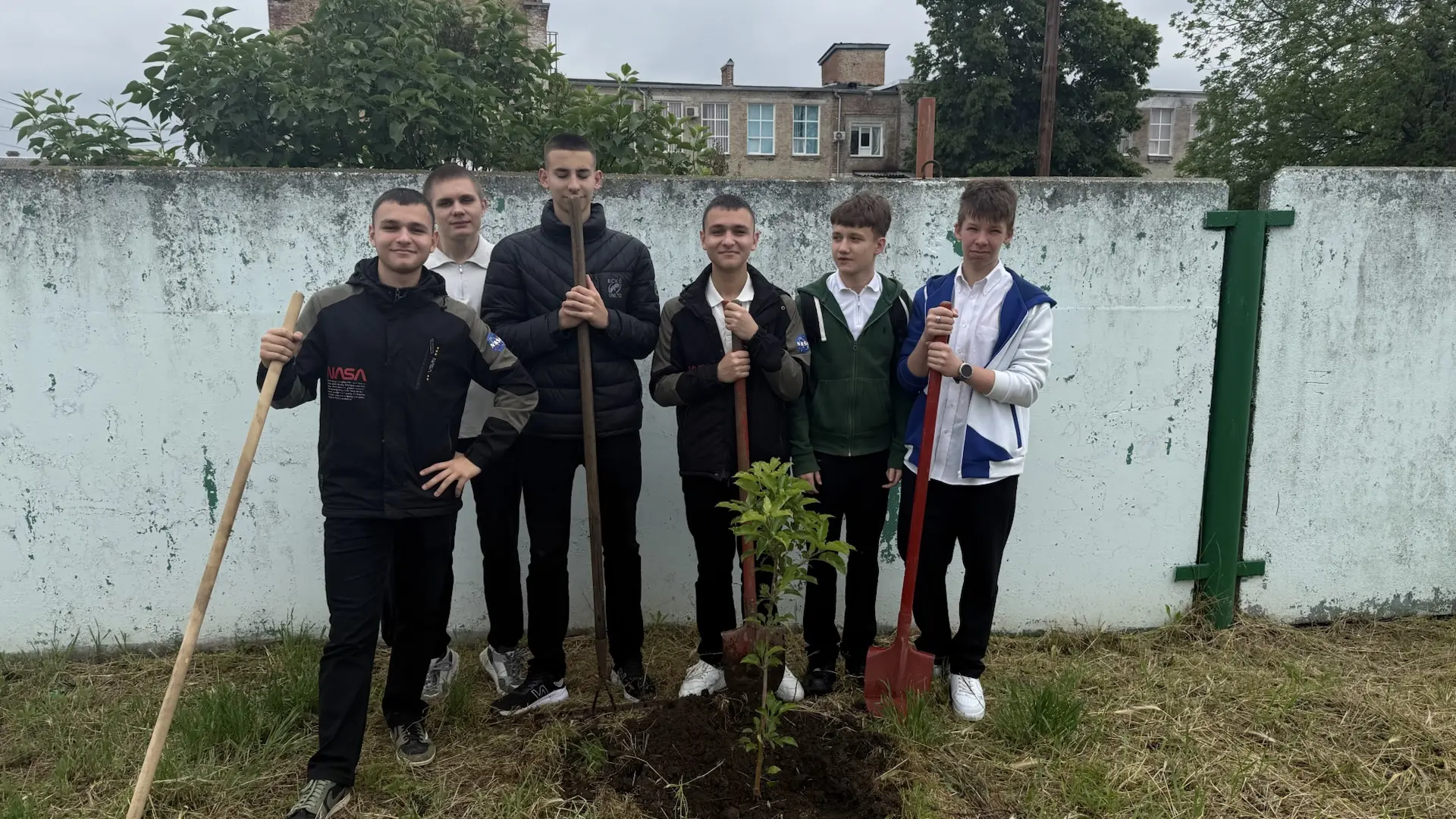 🌳 Учащиеся МБОУ СОШ № 1 им. С. В. Целых приняли участие во всероссийской акции «Сад Па...