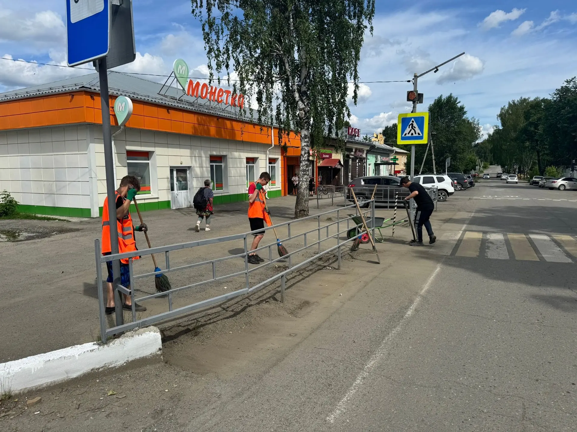 Мы с энтузиазмом продолжаем работу по уборке нашей территории. Все мы очень стараемся и прилагаем ма