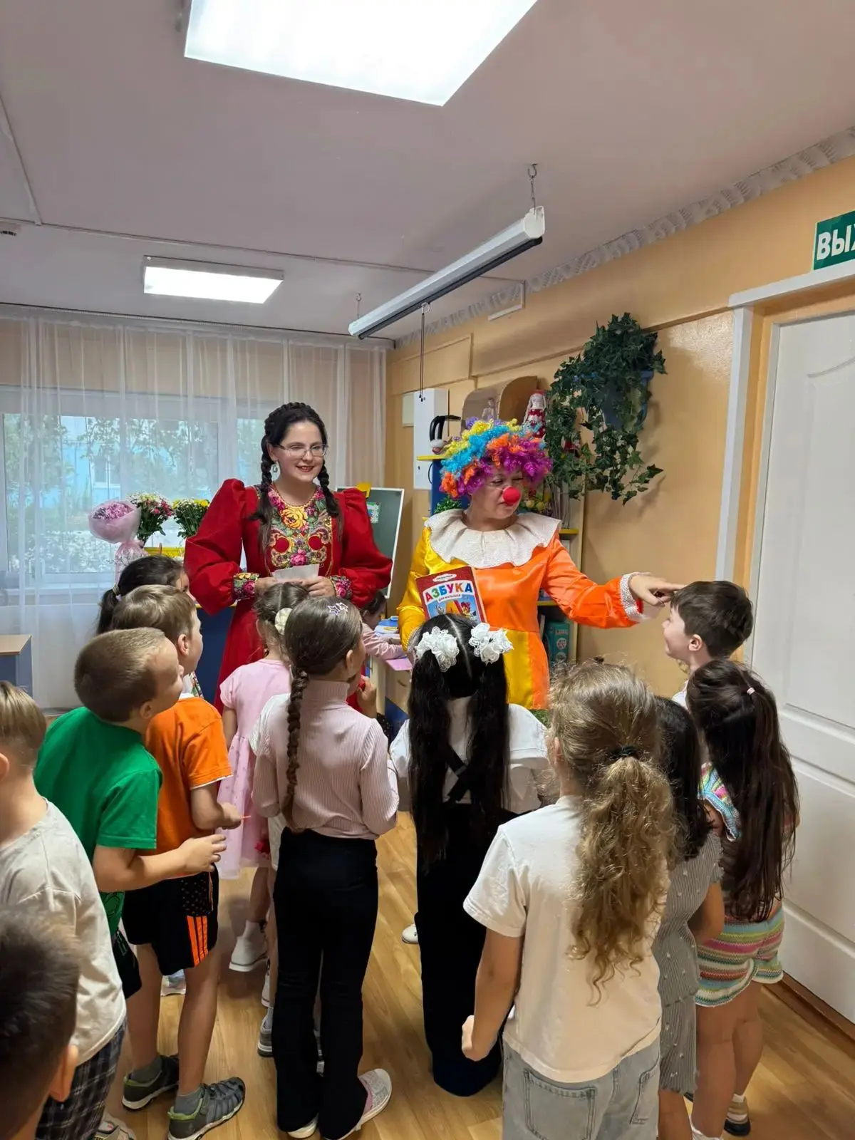 Василиса Премудрая и ее веселый ученик, клоун Клепа, поздравили  будущих школьников с п...