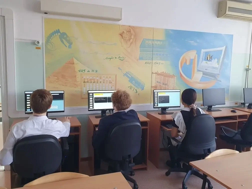 🚀 Код Будущего: Школьная группа учится программировать вместе с Московским Университетом 2035!🚀 Спеш