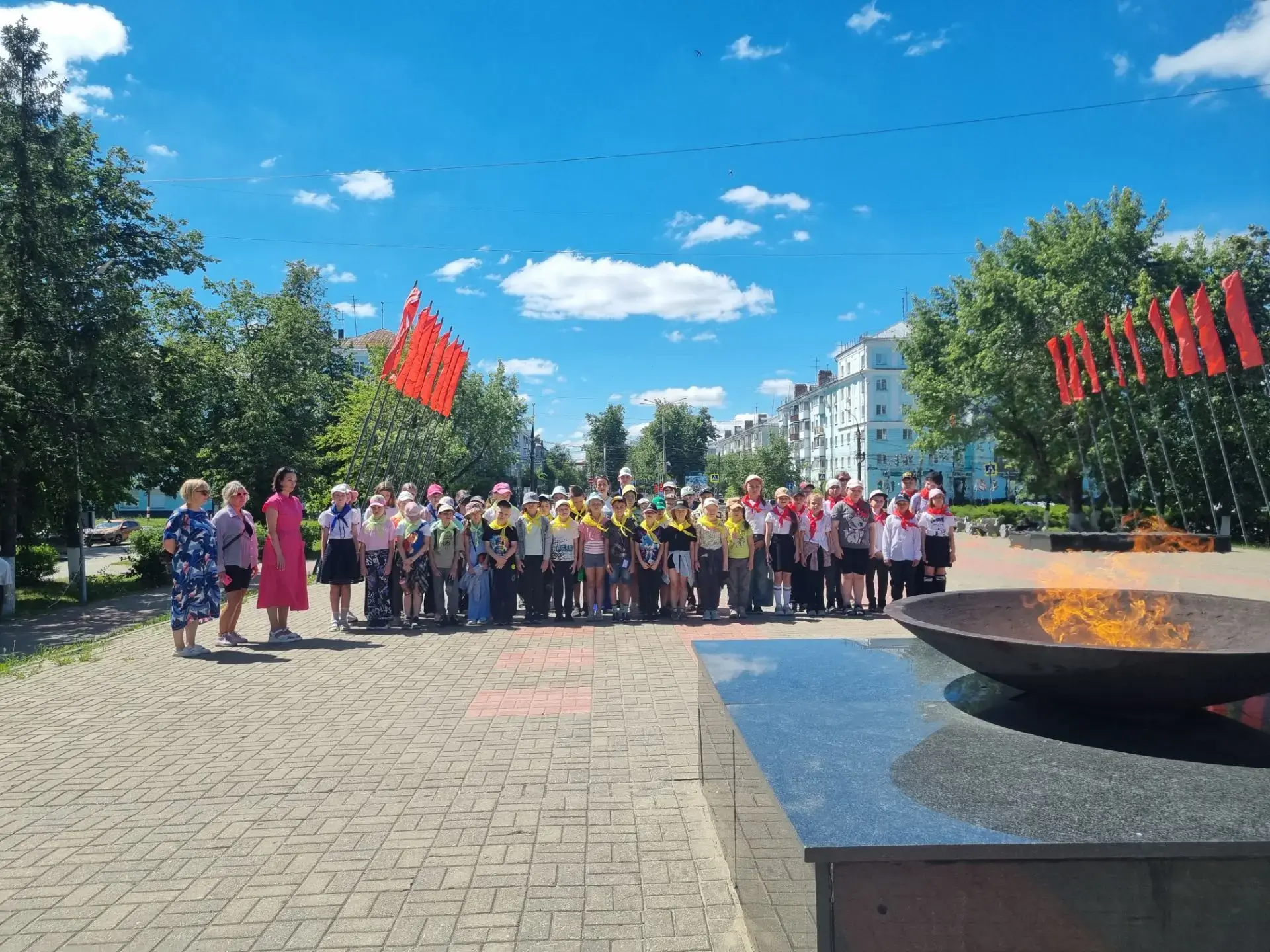 СТРАНА ЧУДЕС 🌞😍

Вот и пролетел ещё один день в нашем школьном лагере, оставив после себя не тольк