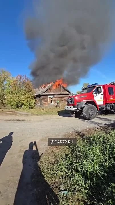 В Тюмени полыхает деревянный дом