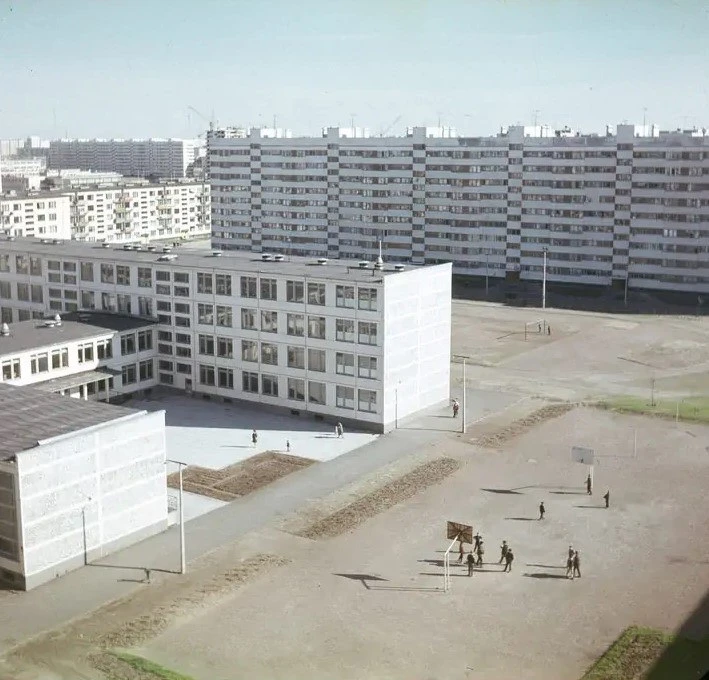 🏫 Во дворе школы № 144 Калининского района. Ленинград, 1972 год.