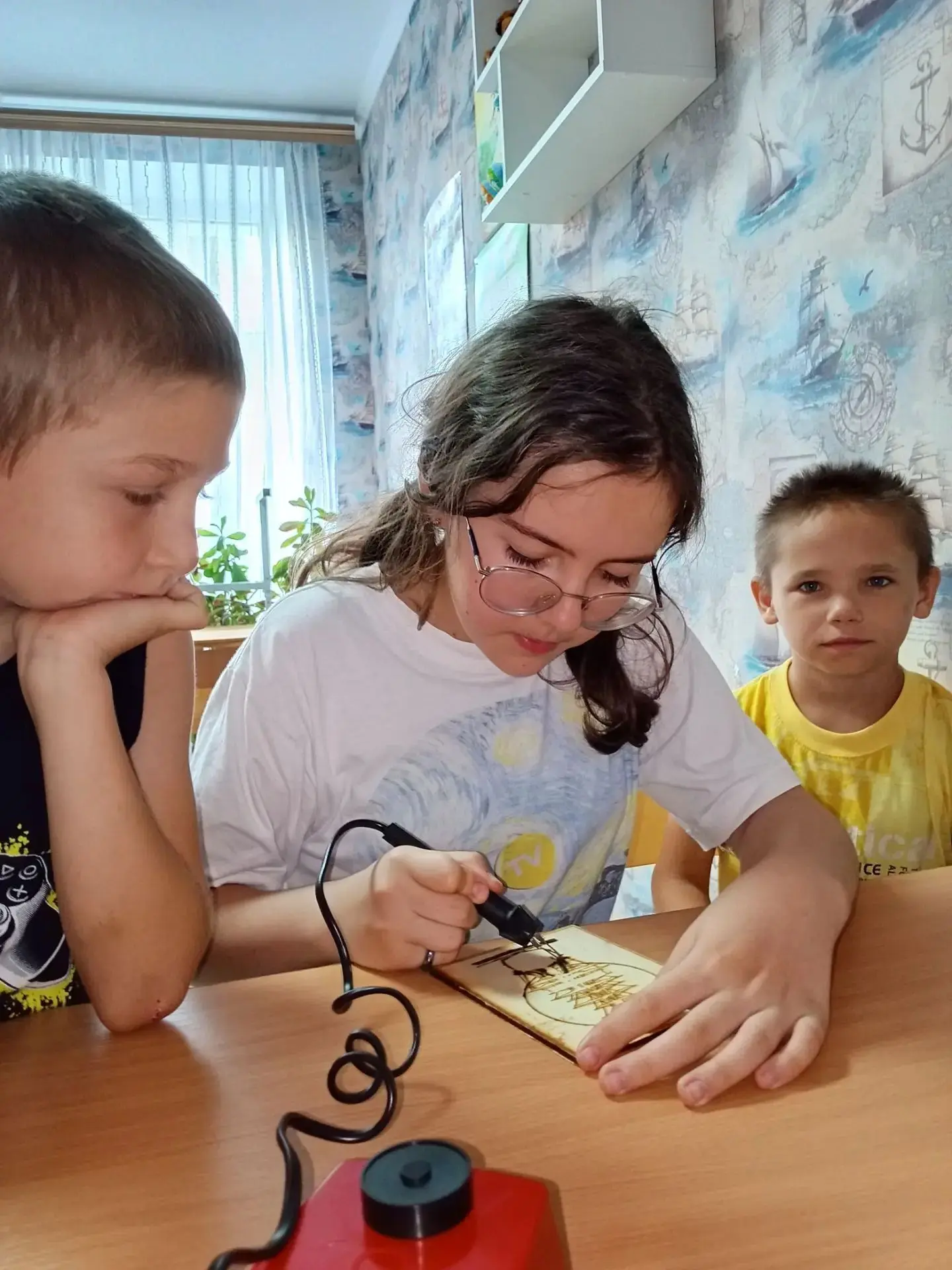 🔥 Огонь, дерево и детская фантазия: в «Гавани» прошёл мастер-класс по выжиганию!