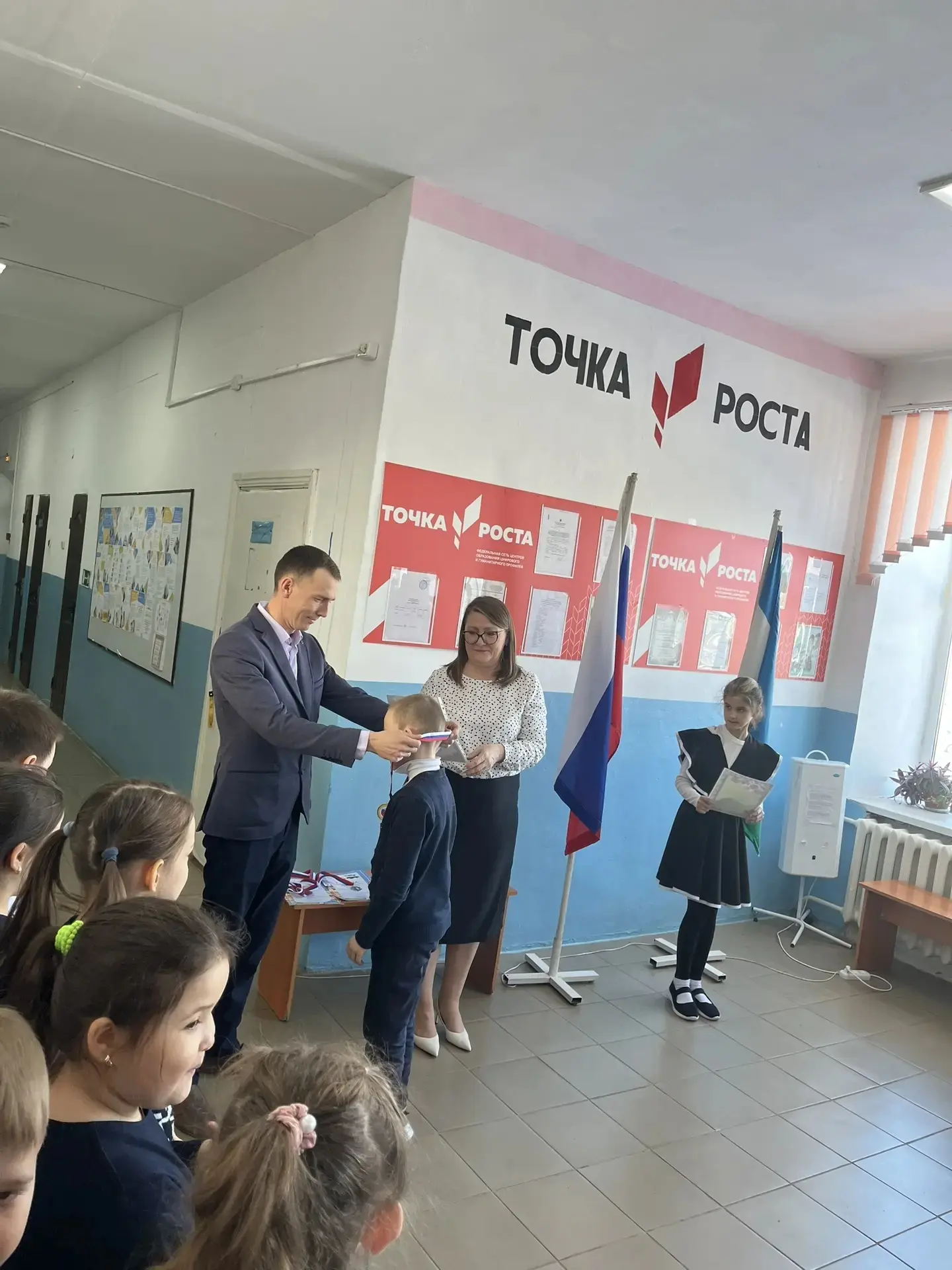 Новая учебная неделя традиционно началась с выноса Государственного флага Российской Фе...
