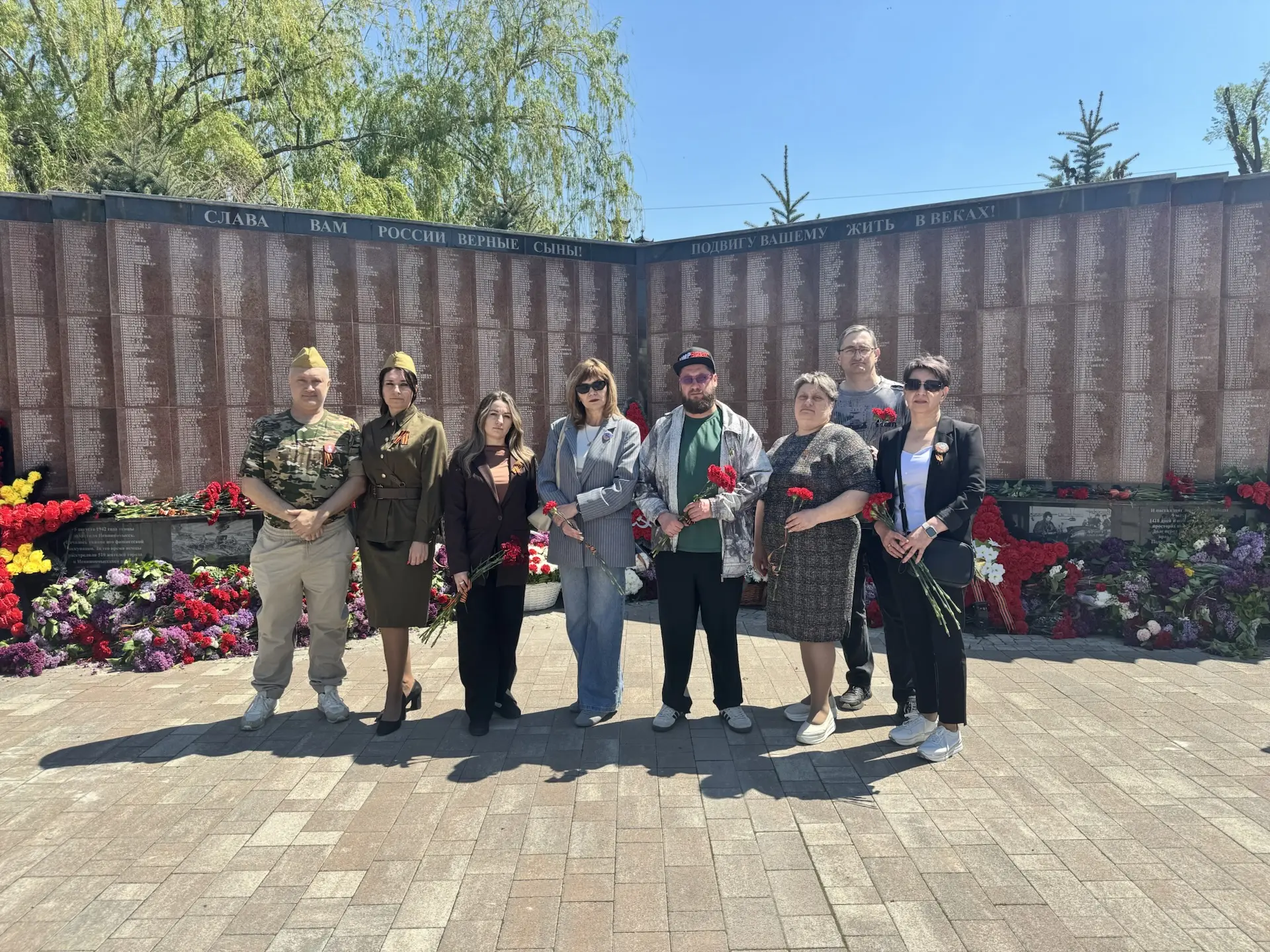 🎖️9 мая, в День великой Победы, педагоги средней школы 18 почтили память героев, возложив цветы к па
