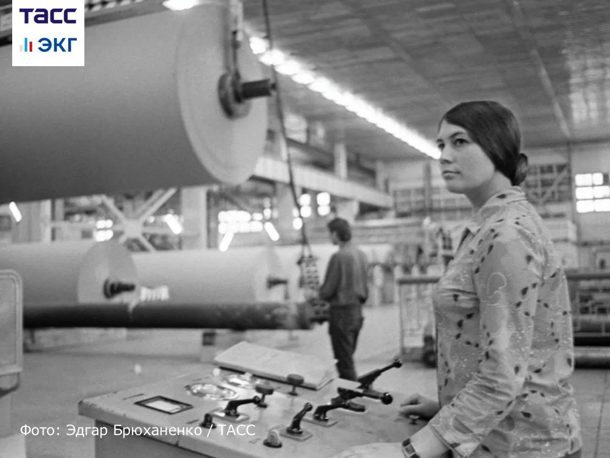 #ТАСС_ЭКГ_Архив

Иркутская область, 1975 год. 

Работница Людмила Макарова за пультом управления в ц