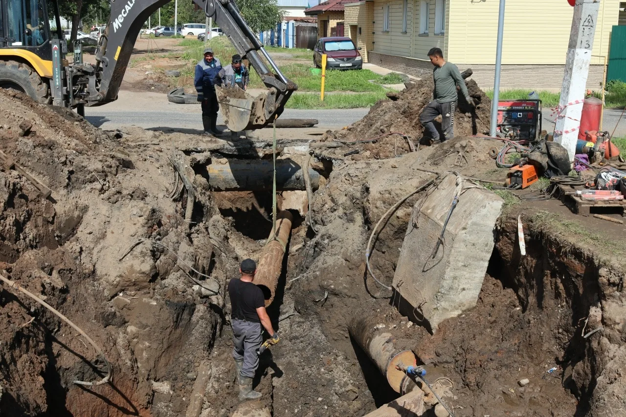 Работы по подключению нового водопровода на улице Гоголя продолжаются в плановом порядке.