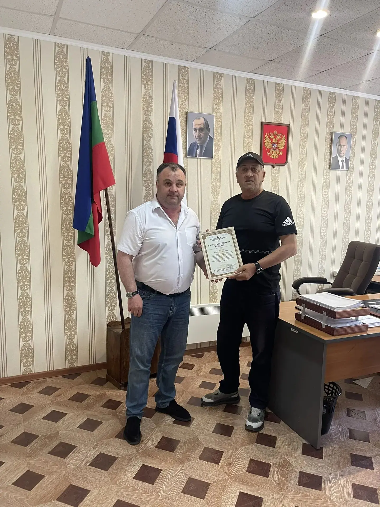 Директору КЧР ГБПОО «Политехнический колледж» Узденову Роберту Алиевичу было вручено благодарственно