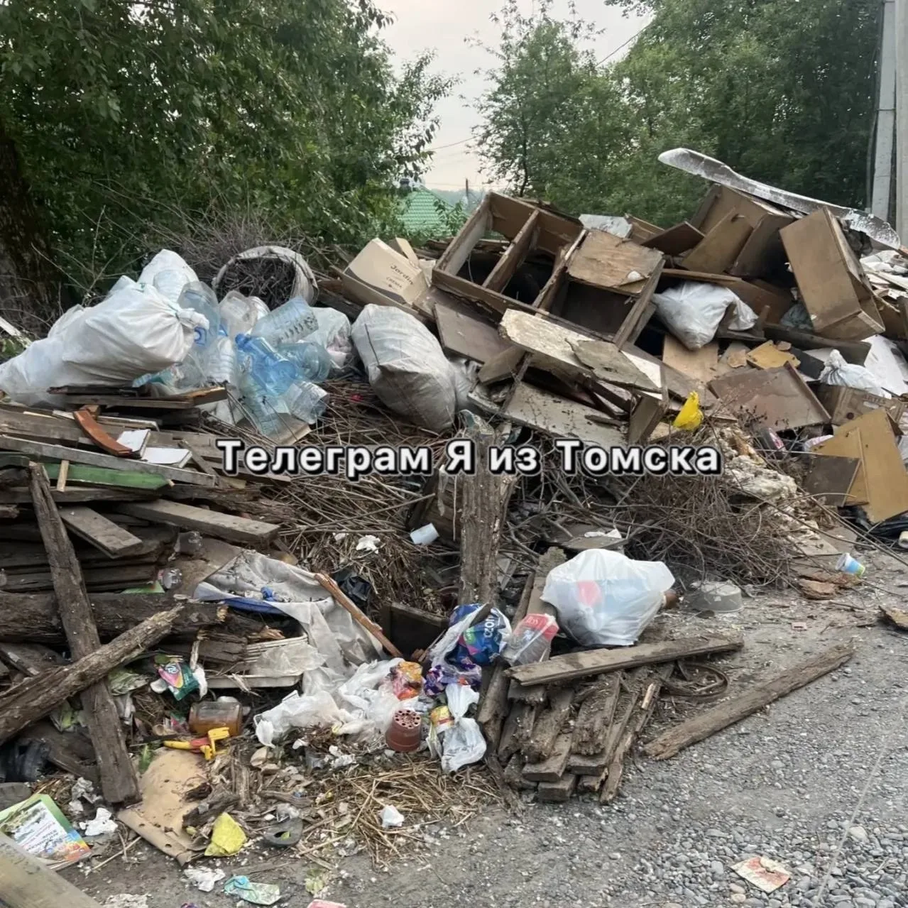 🗣ВашиНовости🗣Несанкционированную свалку устроили между улицами Весенняя и Азиатская. Просим устано