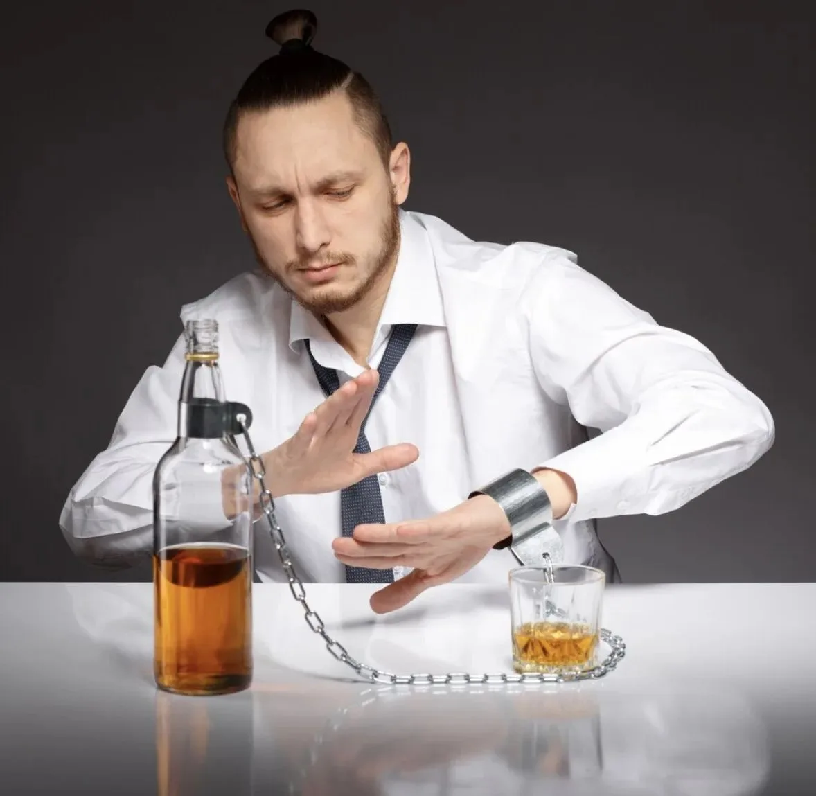 🍷Тройной удар по организму: к чему приводит употребление алкоголя в жару

1️⃣ Обезвоживание. Алкого