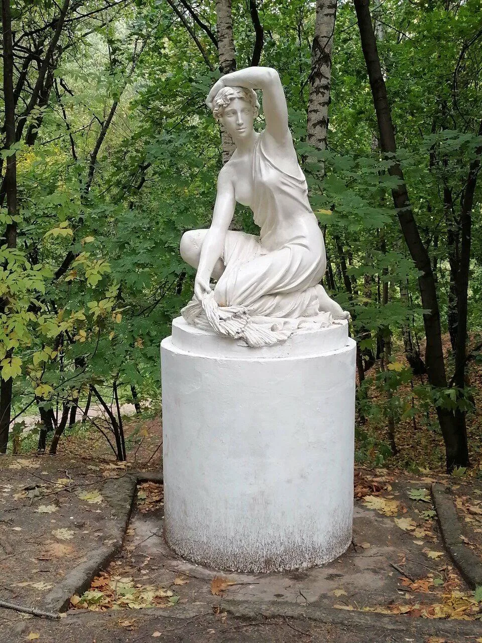 Скульптура «Осень», живущая в Нескучном саду. Настало её время 🍁