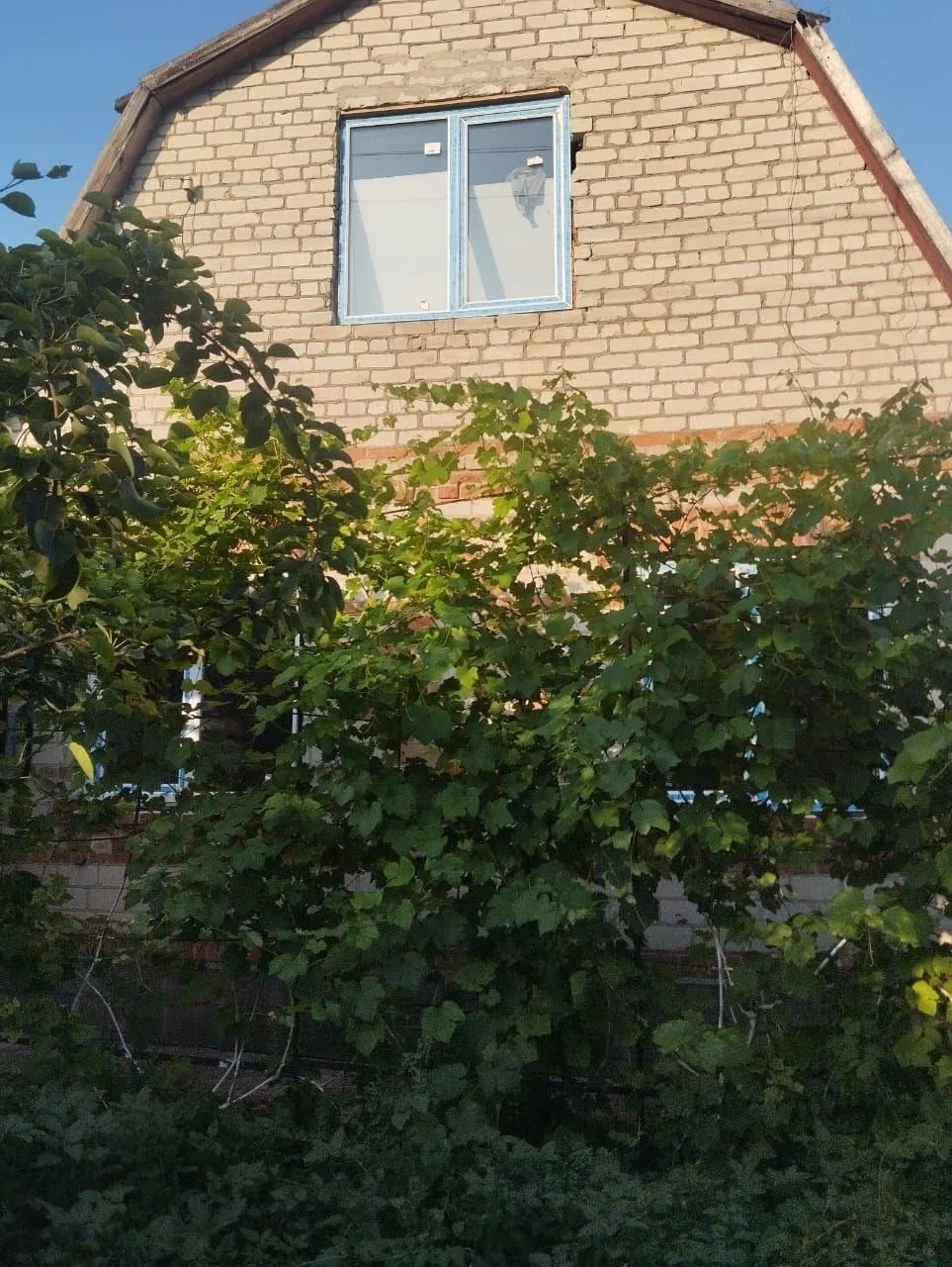 Продам прекрасный дом в самом чистом районе города Мариуполя -  Приморском. В доме 2 этажа, 4 комнат