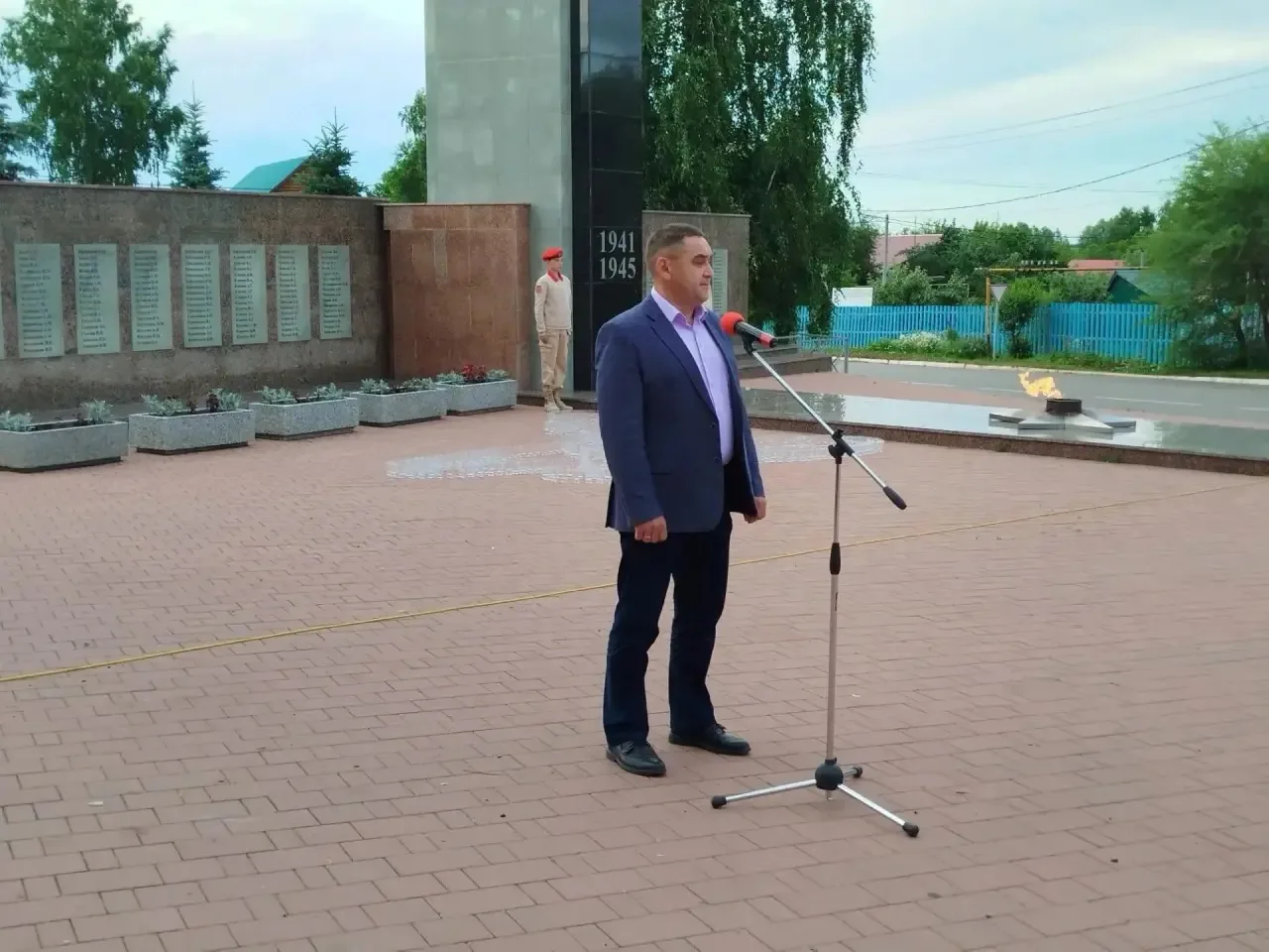 В селе Матвеевка состоялось торжественное мероприятие, посвященное Дню памяти и скорби.

Матвеевцы с