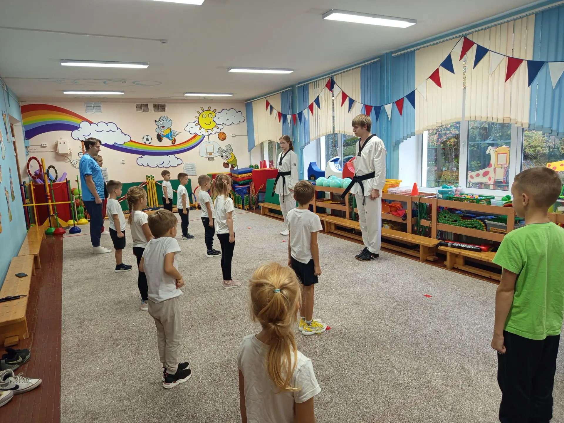Заголовок: Спорт объединяет! 💪
