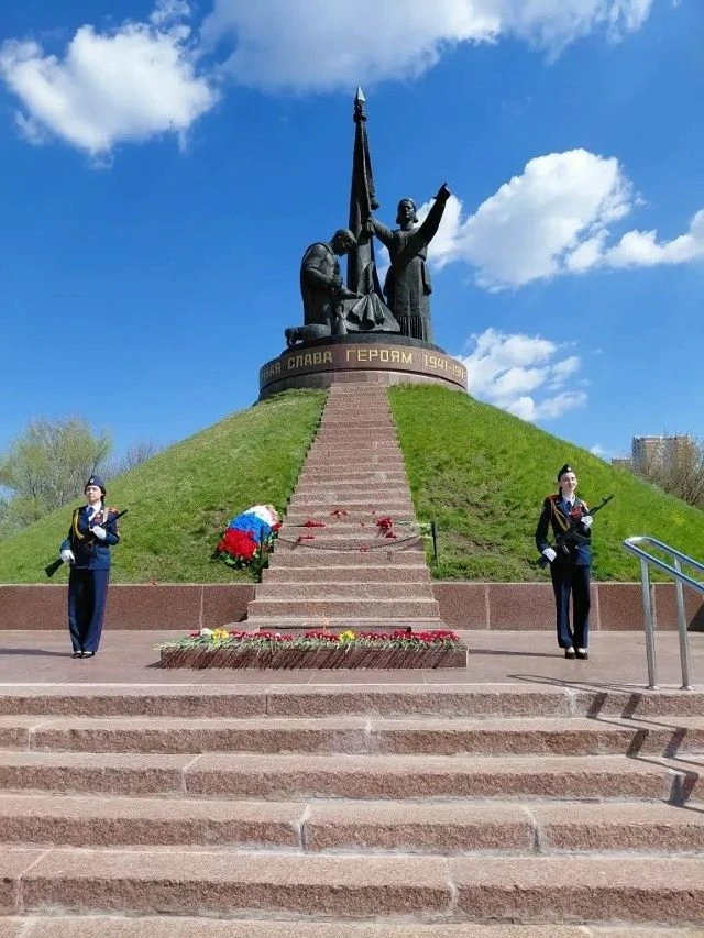 🇷🇺Чебоксарские школьники — в почётном карауле у Знамени Победы   В преддверии 81-й годовщины Великой