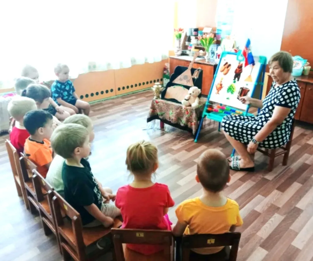 🇷🇺 Малыши отмечают День России

К Дню России во вторых младших группах #Капельки  и #Затейники про