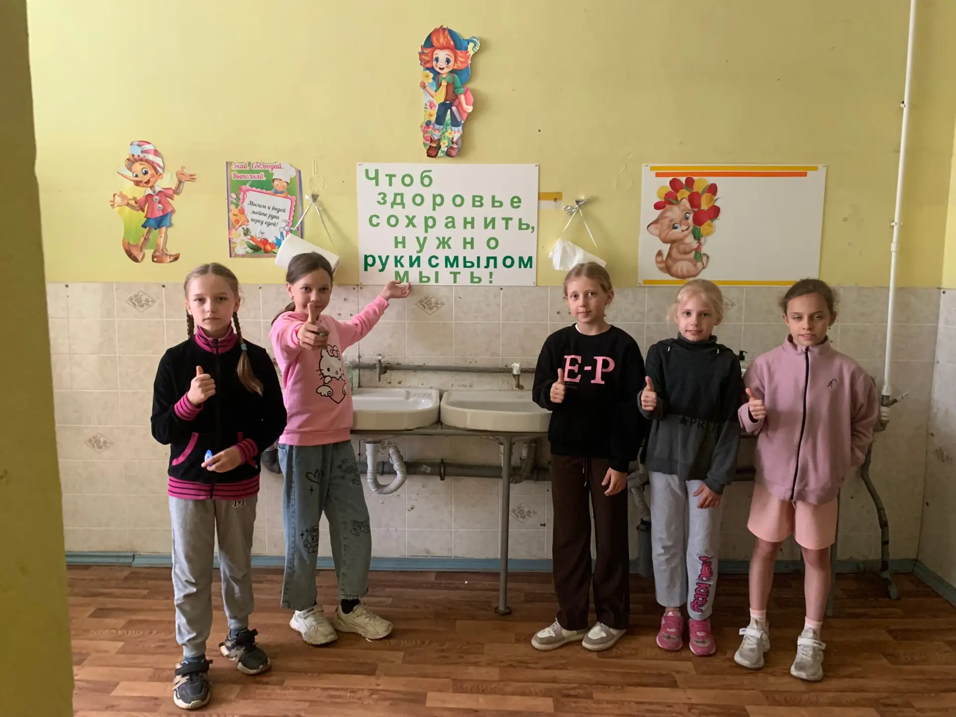 Летний школьный лагерь на ура!
Правила простые помни ты всегда:
Руки моем тщательно в обед и с утра!