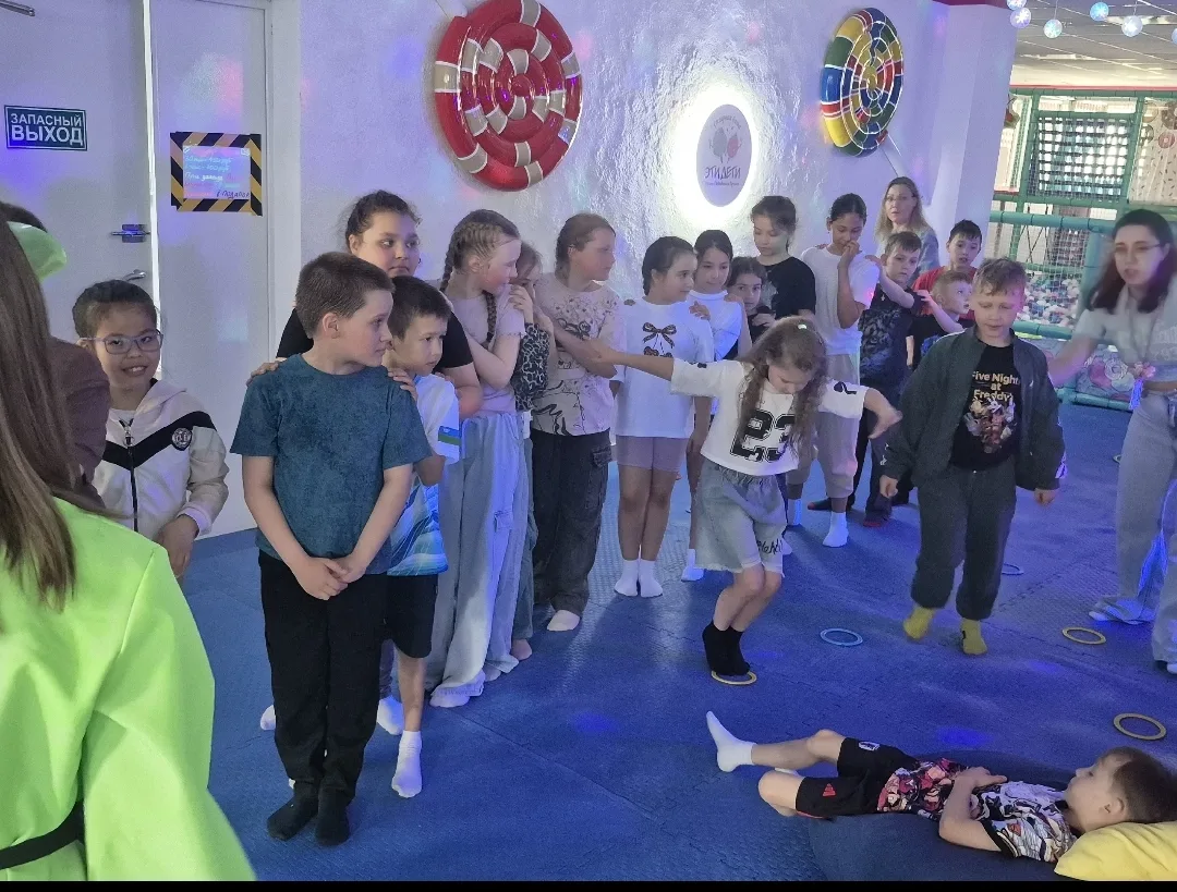💫 По окончанию учебного года 3"В" класс сходили на игровое мероприятие в детскую комнату "Сахарная в