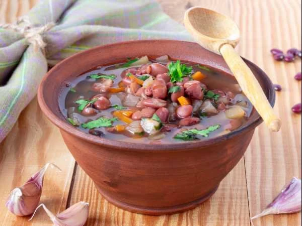 🍲 Фасолевый суп с кинзой.

Ингредиенты:

• Красная фасоль – 200 г
• Морковь – 1 шт. (90 г)
• Лук – 