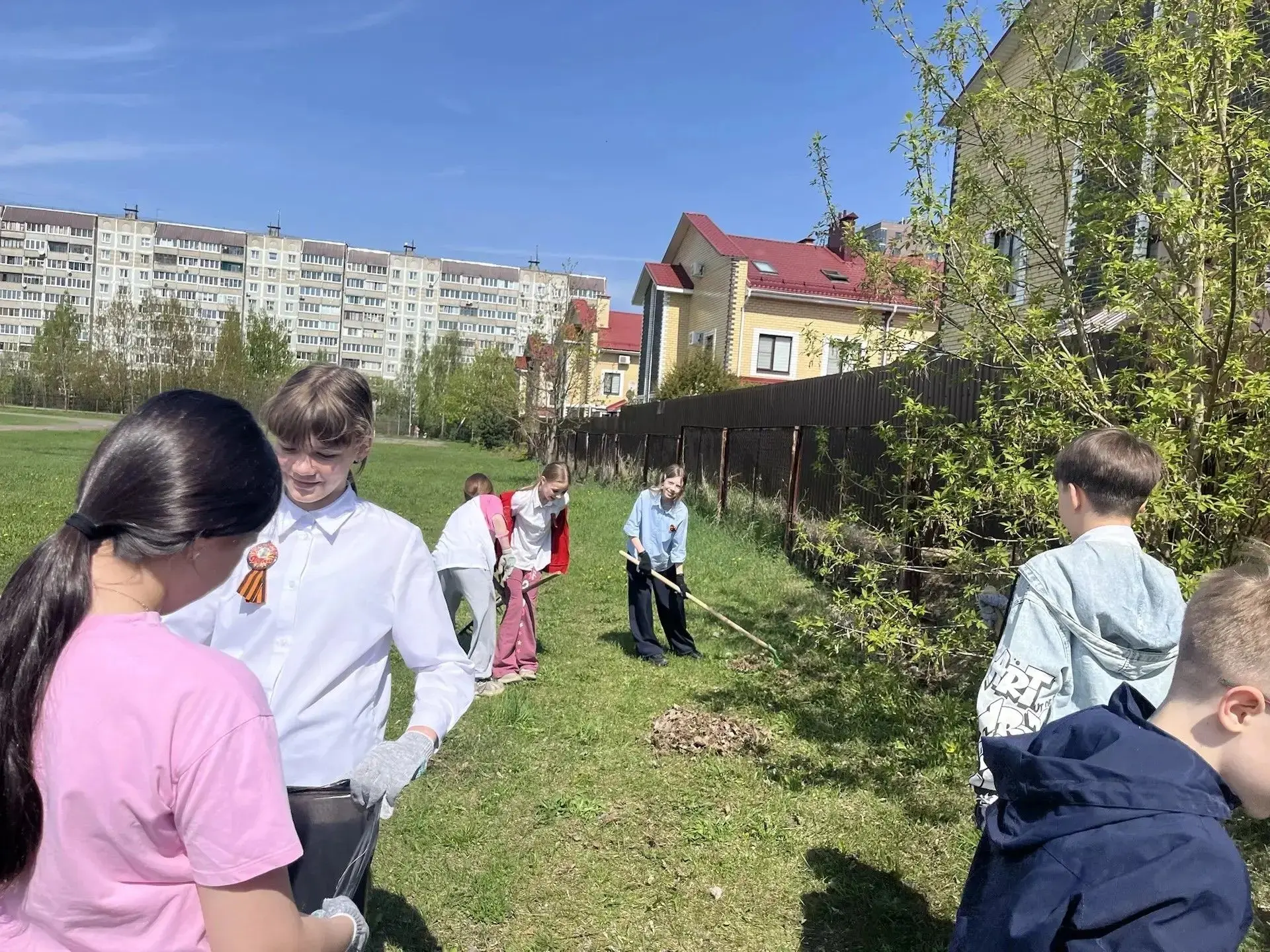 В рамках традиционной экологической акции «Зелёная весна» ученики 5б класса дружно вышли на уборку ш