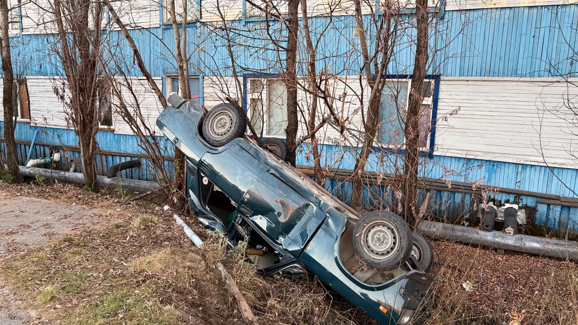 В Салехарде на улице Чапаева перевернулась машина