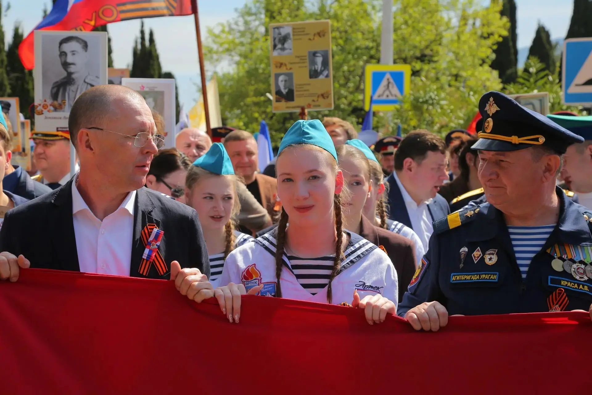 Сегодня в руках наших детей – не просто портреты, а живые символы мужества.   Каждая фотография – эт