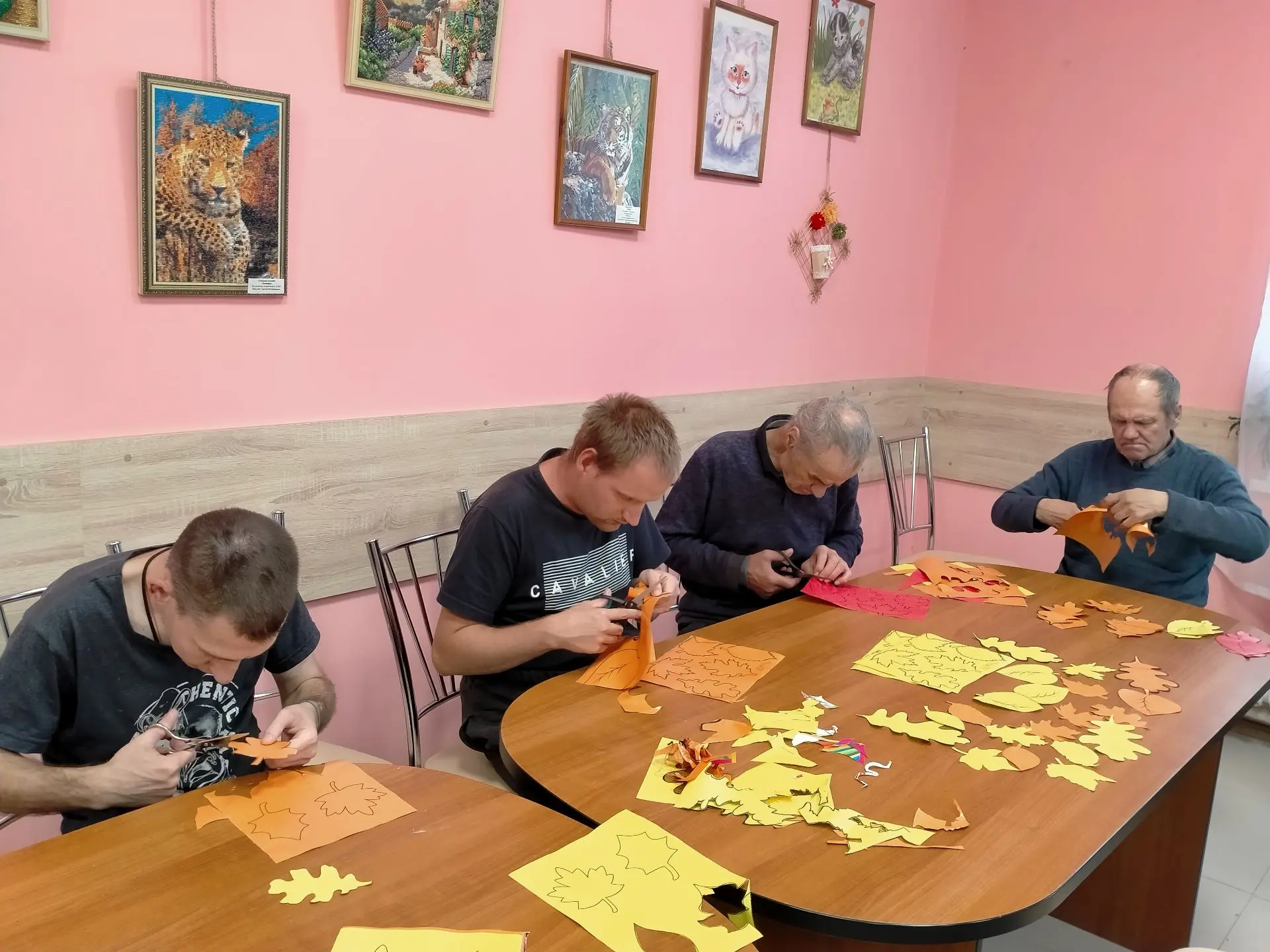 📌 В доме🏡 заботы «Родник души» прошло увлекательное занятие по прикладным искусствам ...