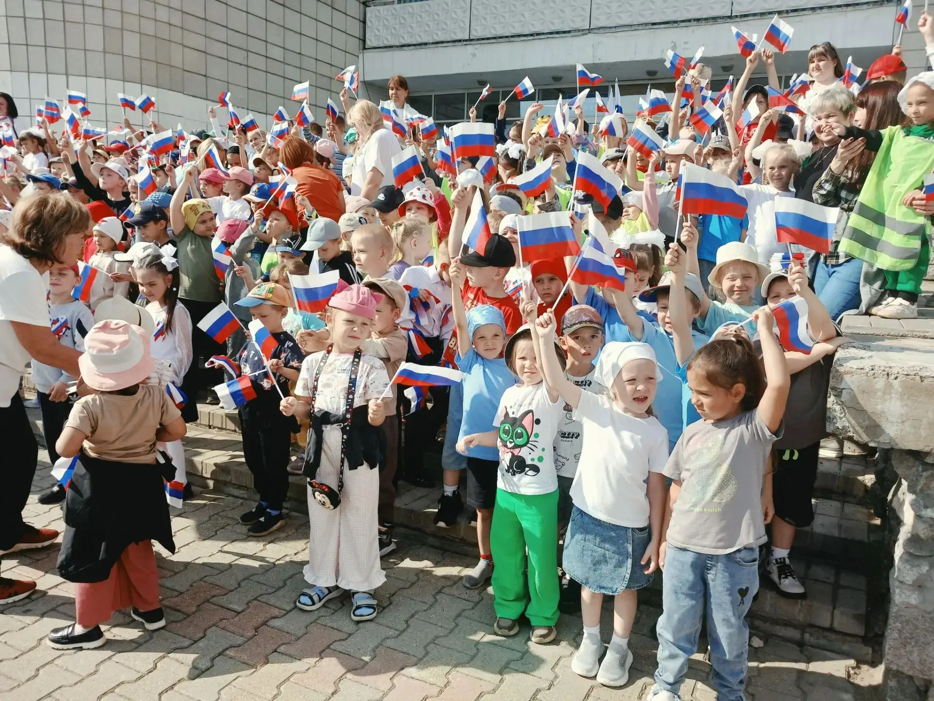 ✅Наши ребята приняли участие в городской акции посвященной Дню флага  России 🇷🇺