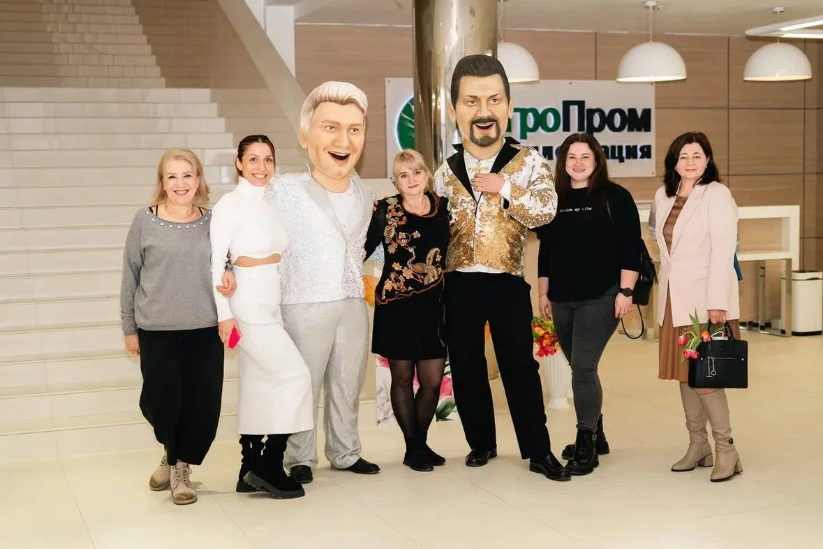 Пригласи поздравить женщин! Молочная компания 😉