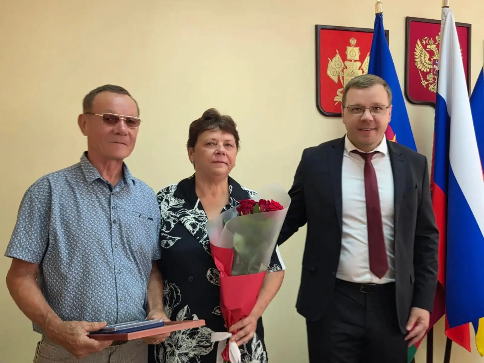 Глава Туапсинского округа Сергей Бойко вручил награды семьям, прожившим долгие годы в б...