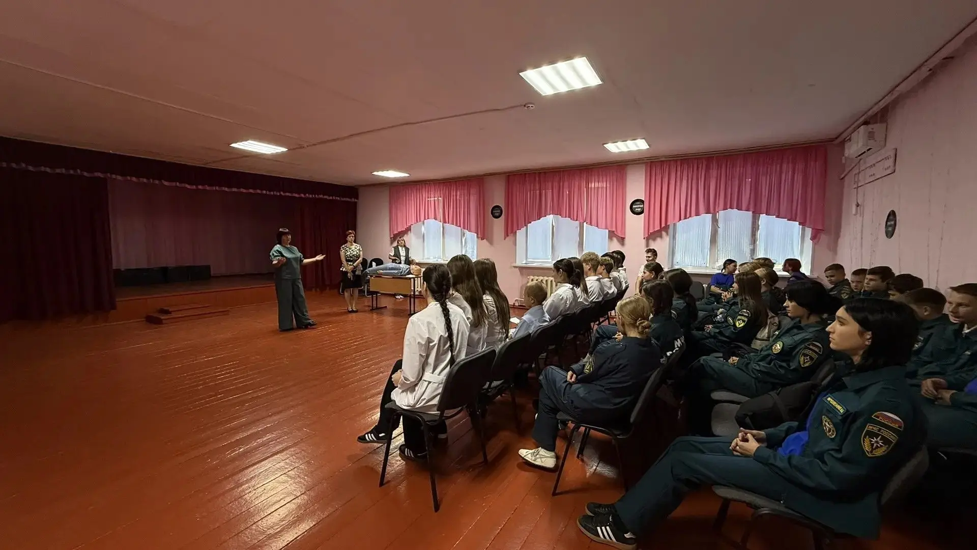 🎉 Мастер‑классы по оказанию первой помощи: старшеклассники поделились знаниями! 🎉