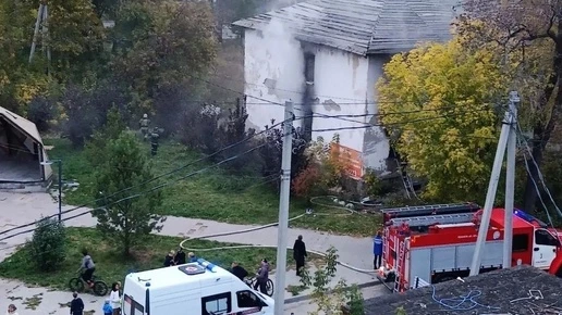 В Октябрьском районе Новосибирска загорелся заброшенный барак