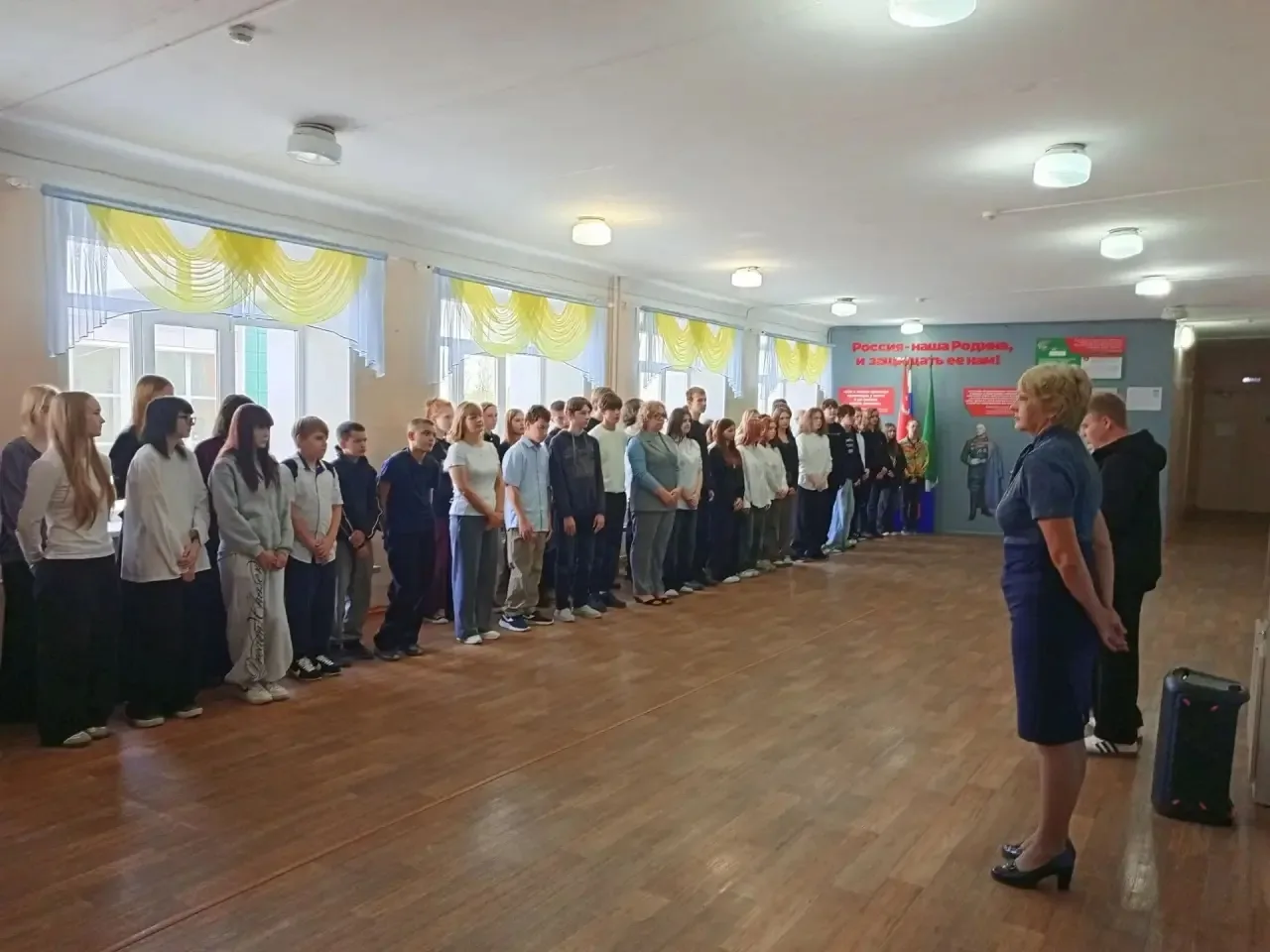 🇷🇺Сегодня, 7 сентября, в нашей школе прошла первая торжественная линейка выноса флага...