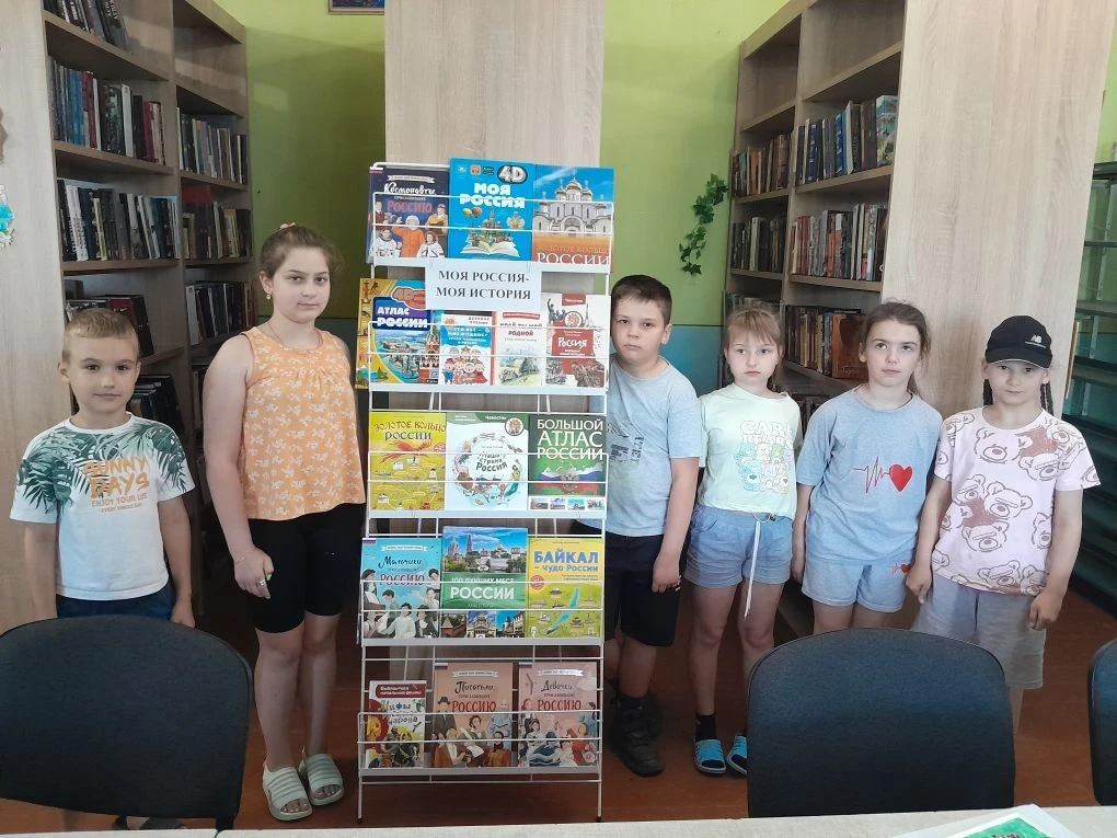 Во Владимировской сельской библиотеке ко Дню России проведена игра-путешествие «Я живу в России», ви