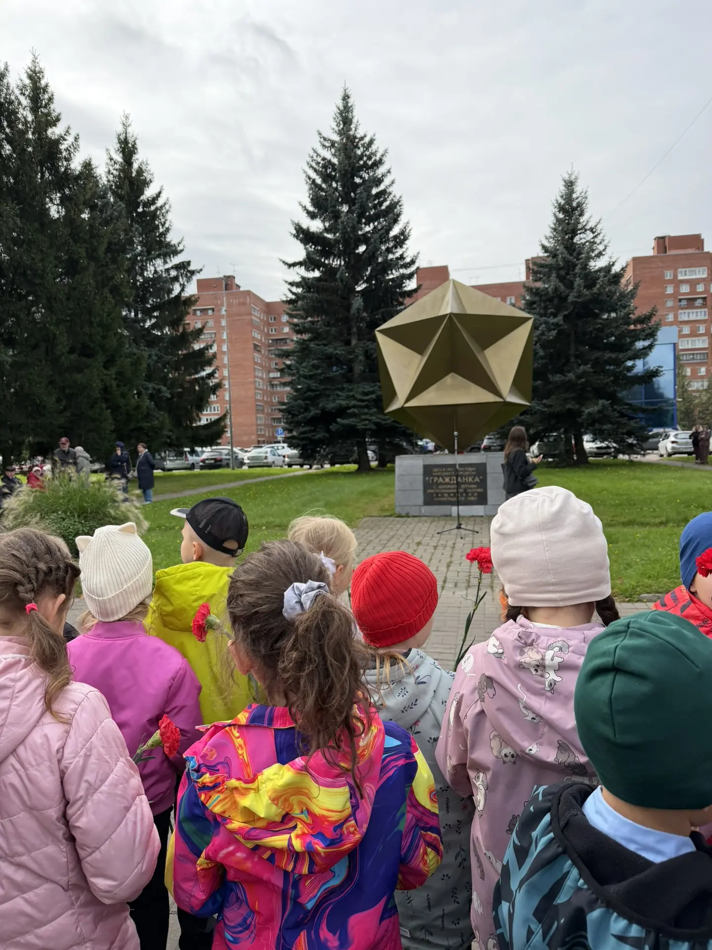 Сегодня ученики 1-х и 11-х классов нашей школы приняли участие в возложении цветов к па...