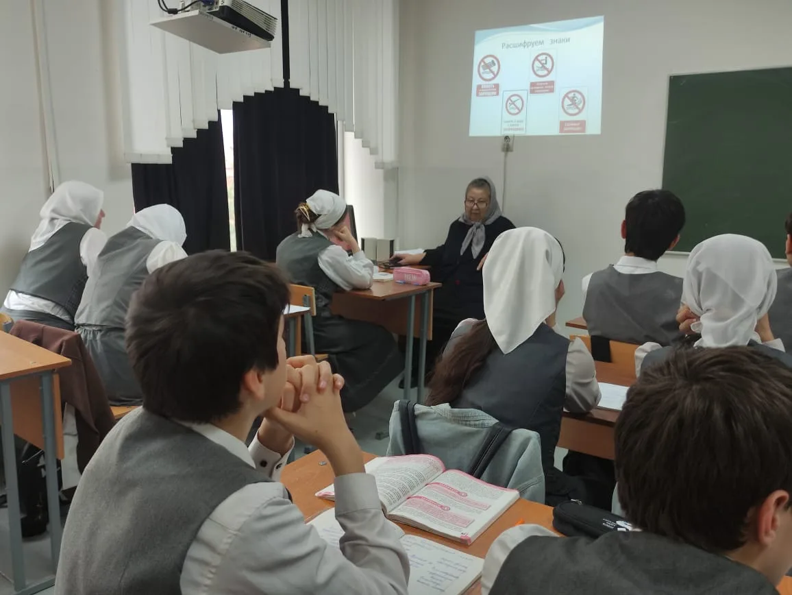С  обучающимися 8" В" класса учителем  ОБЗР Кукулаевой Я. В. проведена  беседа    по  т...