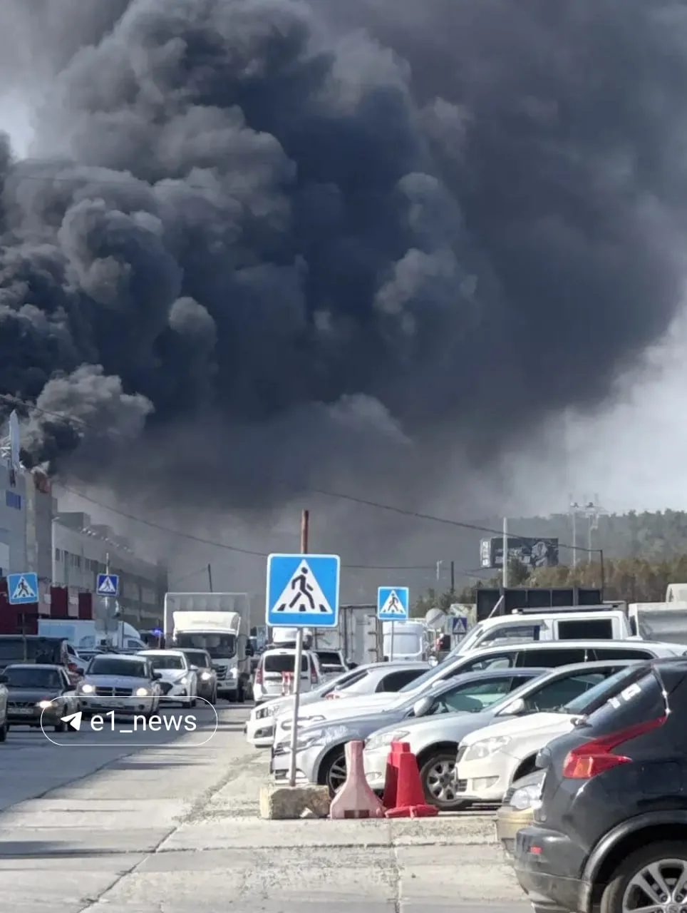 МЧС: Загорелась кровля. Площадь возгорания — 200 квадратных метров.