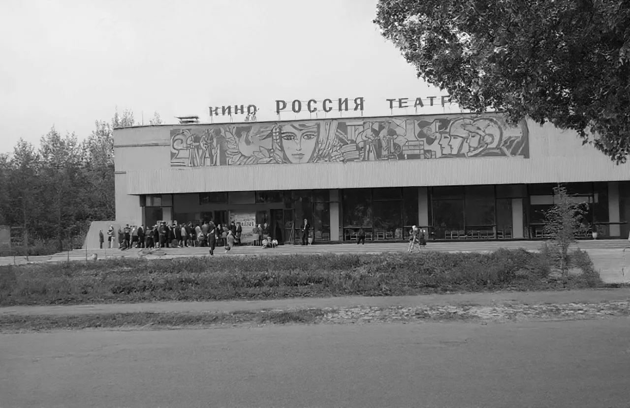 На этом снимке — центральная площадь Кирсанова 1970-80-х годов с кинотеатром «Россия». 🎬 Здание пос