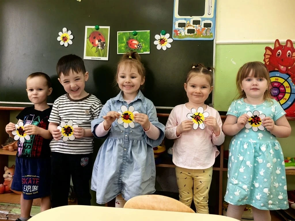 🐞🐞🐞
Божья коровка
Ползёт по травинке.
У божьей коровки
Кружочки на спинке,
Изящные пятнышки
Чёрно